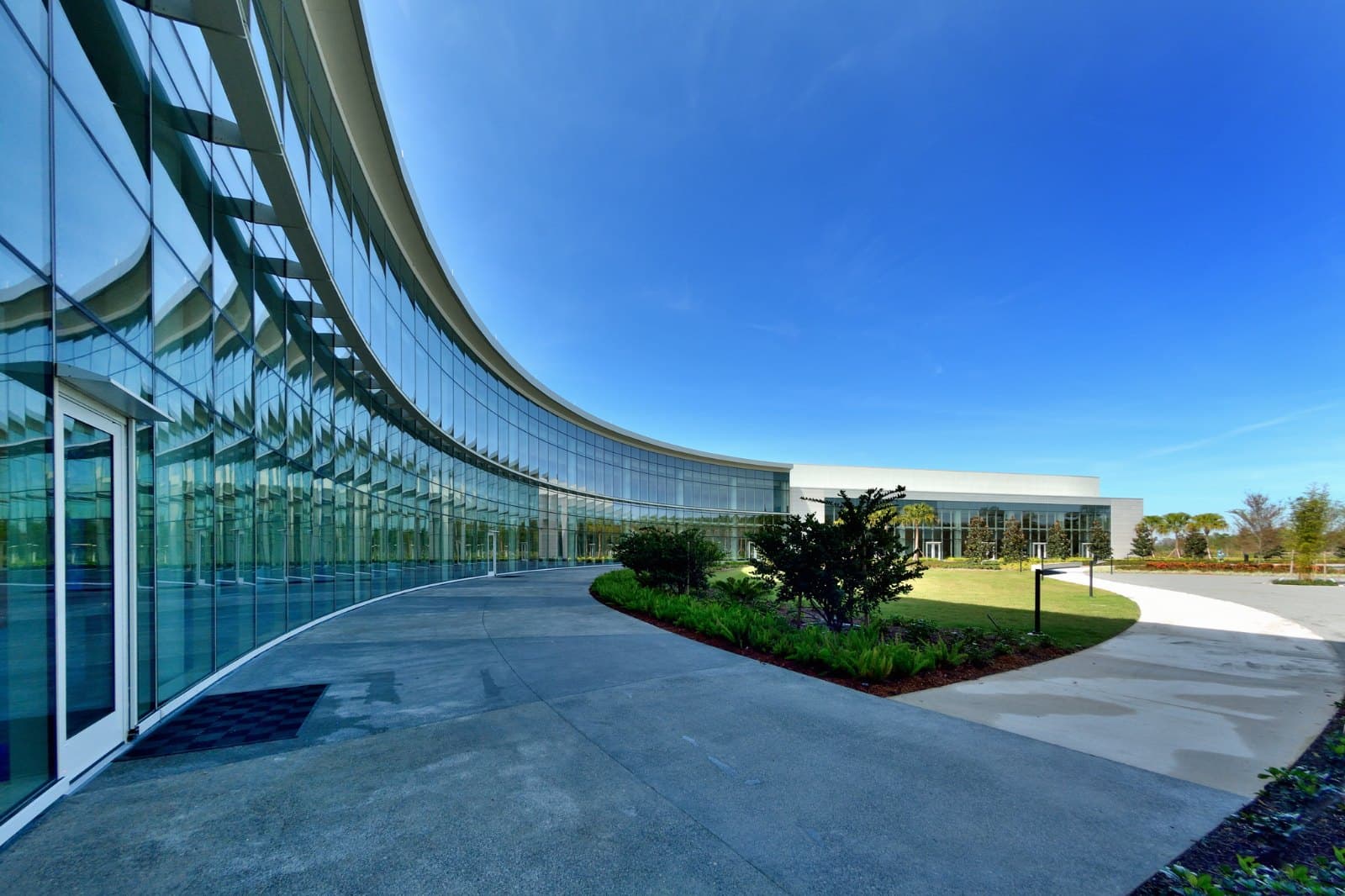 KPMG Lakehouse — curved glass curtain wall along the north courtyard